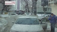 Spadający lód uszkodził samochód