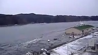 Цунами Япония  Волна смывает порт Кесеннума 