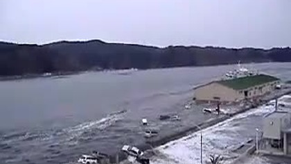 Цунами Япония  Волна смывает порт Кесеннума 