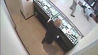 Najpierw znokautował gościa, kt&oacute;ry chciał obrabować sklep, a potem uratował mu życie 