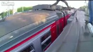 Szalony rajd na dachu pociągu
