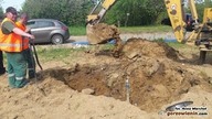 Wybuchła studzienka.  Uszkodzone auto i dom