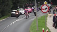 Tour de Pologne - Przejazd kolarzy przez ul. Wałbrzyską w Kamiennej G&oacute;rze, 05.08.25 r.