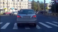 Oto dlaczego nie należy zatrzymywać się na przejściu dla pieszych