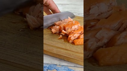 Sałatka z łososiem, serem feta i kapustą pekińską #shorts #recipe #smakowitedania #gotowanie #food