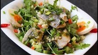 Sałatka z kaszą bulgur i śledziem po gdańsku