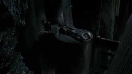 Tajemniczy mściciel pojawia się na ulicach Gotham, aby podjąć walkę z przestępcami. Pomaga mu w tym znana dziennikarka Vicki Vale.

Akcja filmu rozgrywa się w Gotham City, ciemnym, ponurym mieście chronionym tylko przez skorumpowaną policję. Pojawia się złowrogi Joker (Jack Nicholson), kt&oacute;ry knuje intrygi przeciw mieszkańcom. Słabe władze miejskie nie są w stanie stawić mu czoła. Joker konfrontuje się jednak z przeciwnikiem - tajemniczym Batmanem (Michael Keaton). Człowiekowi-nietoperzowi pomaga dziennikarka Vicki Vale (Kim Basinger). 