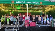 Dzieci ze SP w Janowcu śpiewają piosenkę o Mikołaju podczas 4.  Jarmarku Bożonarodzeniowego w Janowc