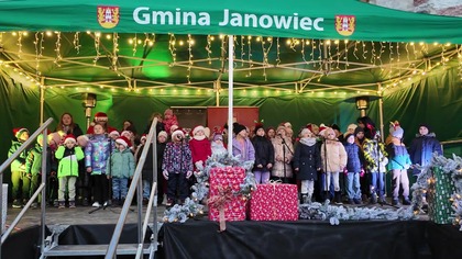 Dzieci ze SP w Janowcu śpiewają piosenkę o Mikołaju podczas 4.  Jarmarku Bożonarodzeniowego w Janowcu