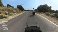 Dziewczyna na YBR 125 podróżuje po Albanii