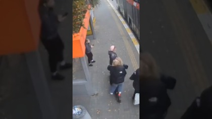 Wjechały hulajnogą w starszą kobietę