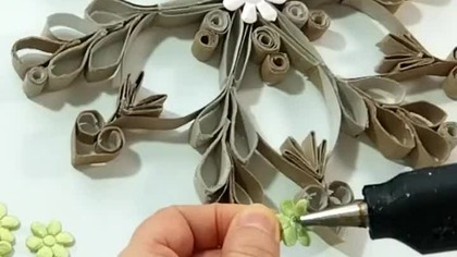 Wiosenny wianek z rolek po papierze.  Dekoracja z recyklingu  #shorts #recykling #rolki #diy