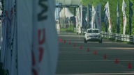 Bugatti Veyron vs Nissan Juke R