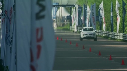 Bugatti Veyron vs Nissan Juke R