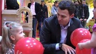 Olejniczak super-samochodem przyjechał do żłobka