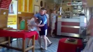 Zadyma w kebabowni , piruet i pocalowanie stolu