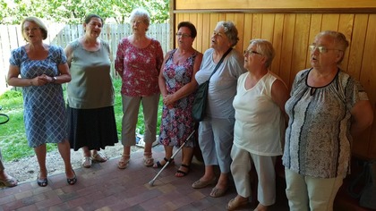 Śpiewające aktywne seniorki z Bochotnicy podczas warsztatów w Siedlisku Małgorzaty w Cholewiance