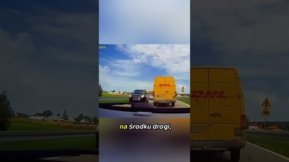 Widzieliście kiedyś coś takiego? Kurier na środku drogi!  #kurier #dostawa #shorts