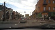 Szaleniec w TIRZE wyprzedza na przejściach
