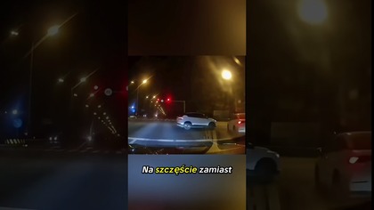 Czerwone? Nieważne!  Balet na drodze i o włos od kolizji!  #wypadek #drogowe
