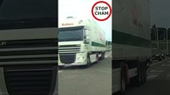 Tir prawie zmiótł dziewczynki na przejściu