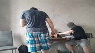 Certi otwiera Coca-Colę lampą naftową