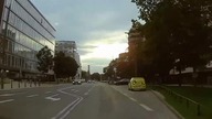 Mam BMW, więc awaryjne i parkuję gdzie chcę.  Nawet na środku drogi...