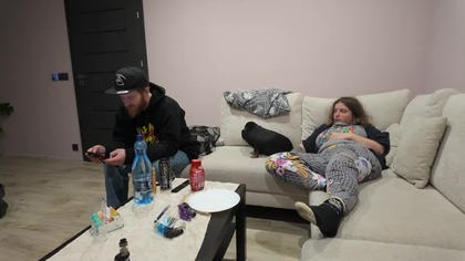 Yo, mordeczki!  Witajcie na naszym najnowszy Kolejnym Vlogu, gdzie tym razem zabieramy Was w totalnie odjechaną podróż po Wielkopolsce!  Misji do zrealizowanie było kilka, a jedna z nich to wbicie z kamerą na Stare Śmieci Adasia. No co? w końcu odwiedziliśmy już rodzime strony Olgi, ba! nawet zrobiliśmy Urbex jest starego mieszkania, pamiętacie? no to teraz trzeba było obadać Adasiowe okolice :) A że misji było kilka, to tak bujaliśmy się od dworców PKP, przez spontaniczne pizze, wzbogacaliśmy to rozmowami o życiu, wbiliśmy na bardzo nie typową imprezę z poezją połączoną z Rave klimatem!  

Oglądajcie, a będziecie świadkami premiery książki Oli Góreckiej, która łączy... uwaga! matematykę z poezją i to w sposób, jakiego jeszcze nie widzieliście. Co tam jeszcze? dowiecie się w czym? można ukryć imprezę, dowiecie się ile najwięcej lat miał tańczący klubowicz na parkiecie  i czeka Was masa randomowych momentów, które sprawiają, że ten vlog to czysty chaaaaaos i też fun - umówmy się :D 

 Gotowi na jazdę bez trzymanki? Wskakujcie z nami i dajcie znać, co sądzicie!  #poezja #przygoda 

Subskrybujcie, zostawcie łapkę w górę i do zobaczenia w trasie! 

 Wspieraj nasze #podróże   https://ko-fi.com/raveradio

 ZOSTAŃ Z NAMI!
Subskrybuj  Łapka w górę  Dzwonek   bo już niedługo kolejna porcja podróżniczej energii!

Cała seria VLOGÓW dostępna tutaj: https://www.youtube.com/playlist?listPL-Oou7f3C8P4xUq3H1wo29qebGB_0BLmi

 Śledźcie nas na Instagramie i Facebooku, gdzie dzielimy się dodatkowymi treściami i tajnymi informacjami!

 Wszystkie linki znajdziecie tutaj:
________________________
 tu znajdziesz wszystkie linki radia Rave FM:
 https://allmylinks.com/ravefm