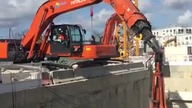 Głęboki wykop i zaawansowany sprzęt do wybierania zeń materiału