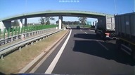 Kierowcy w Polsce #2 Pędzi pod prąd i zmusza kierowców do uników.  Samobójca.