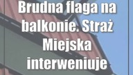 Brudna flaga na balkonie.  Straż Miejska interweniuje