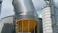 Przeciążony silos z ziarnem łamie się i przewraca