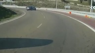 Jaguar wpada w poślizg i dachuje