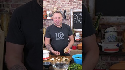 składniki:
2 kg ogórków gruntowych 
2 l zimnej wody
60g soli kamiennej niejodowanej 
10 ząbków czosnku
kawłek chrzanu 
pęczek kopru
skórka od chleba