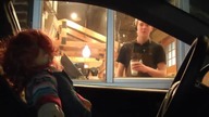 Laleczka Chucky zamawia w fast foodach