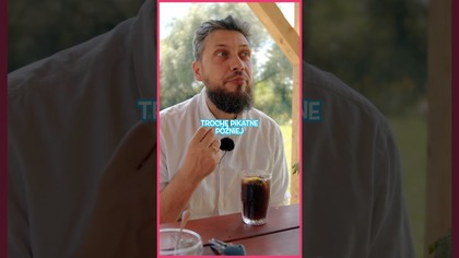 Spróbuj indyjskiej wersji coli  Cola Masala! Czarna sól, cytryna i masala chai tworzą orzeźwiający, aromatyczny napój, który przeniesie Cię prosto do Indii.  #colamasala #indyjskacola #przepis #domowenapoje #masalachai #YouTubeShorts