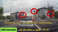 Czerwone światło - skręt w lewo na skrzyżowaniu.