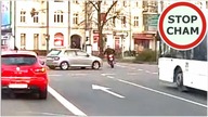 Moto farciarz ratuje się ucieczką na chodnik przed kolizją #601 Wasze Filmy