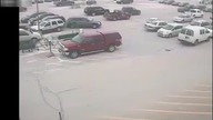 Szalony dziadek na parkingu