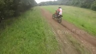 Oto dlaczego warto jeździć w kasku na motorze