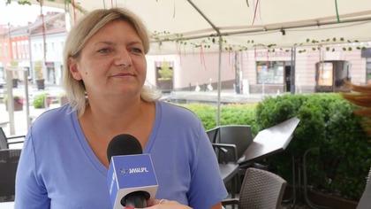 Zdewastowany ogródek restauracji na rynku.  Dookoła rozbite butelki po alkoholu