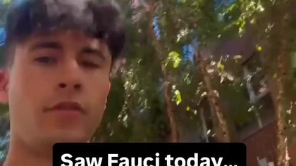 mlody człowiek konfrontuje ludobojce fauciego video , wynajal se tylko jednego ochroniarza jak trump mu wycofal ochrone