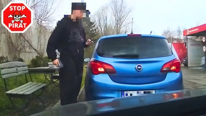 Opel bez kierowcy stacza się na Hondę.  STOP PIRAT