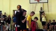 Prawie zabił ich swoim skokiem #shorts