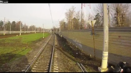 Słuchawki na uszach + przejazd kolejowy