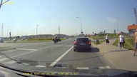Policjant na motorze jedzie na jednym kole