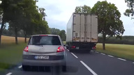Oto dlaczego nie należy wyprzedzać bez zachowania odległości