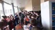 Wzruszające pożegnanie uczni&oacute;w z nauczycielem kt&oacute;ry przechodzi na emeryturę