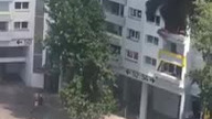 Dwoje dzieci skacze z trzeciego piętra, aby uciec od ognia