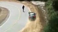 Motocyklista zalicza glebę tuż przed patrolem policji